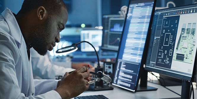 Cientista inspecionando componentes de interconexão industrial.
