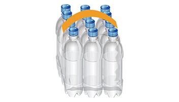 Ilustração de um fardo com seis garrafas plásticas transparentes com tampas azuis, unidas por uma alça arqueada laranja na parte superior.
