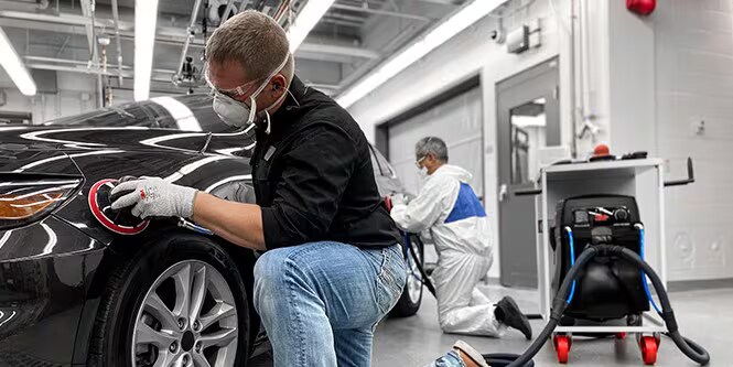 Imagem mostrando um homem usando abrasivos premium com ferramentas premium em um carro para obter excelentes resultados
