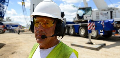 Trabalhador usando comunicações de proteção 3M Peltor no canteiro de obras
