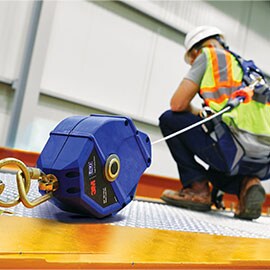 Homem trabalhando em altura com equipamentos 3M.