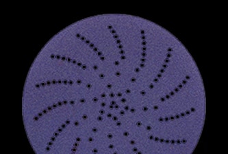 Disco de lixa circular roxo com um espiral de pequenos orifícios para extração de poeiras em toda a superfície.
