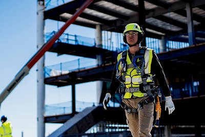 Trabalhador em construção civil utilizando equipamentos de segurança 3M.
