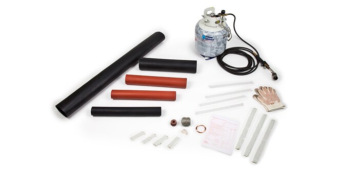Kit de emenda de cabo termorretrátil em fundo branco com tubos pretos e vermelhos, recipiente metálico com mangueira, hastes transparentes, pequenos conectores e folhas de instruções.

