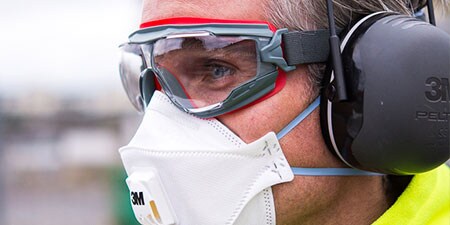 Trabalhador usando equipamentos de segurança 3M.
