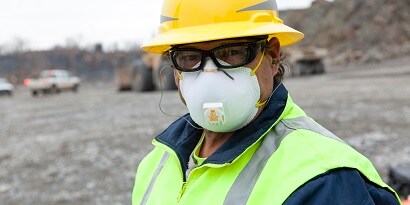 Respirador descartável 3M usado no canteiro de obras
