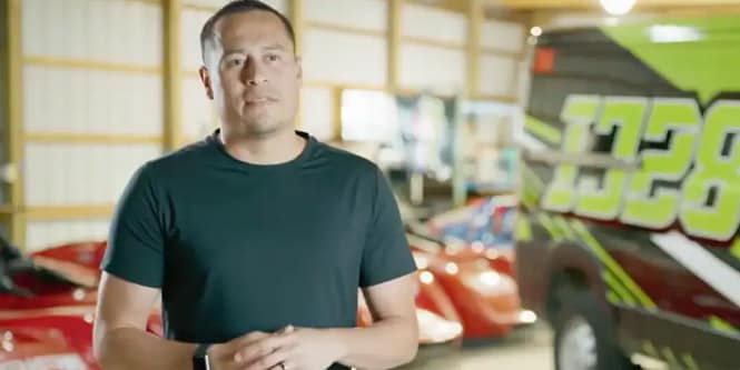 Miniatura de vídeo de um instalador de envelopamento sendo entrevistado.
