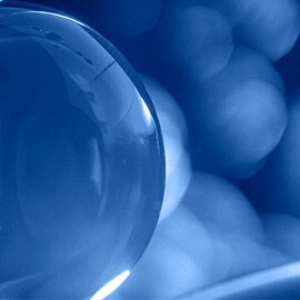 Imagem de uma Microesfera de Vidro 3M™ de perto.