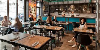 Interior de um restaurante.
