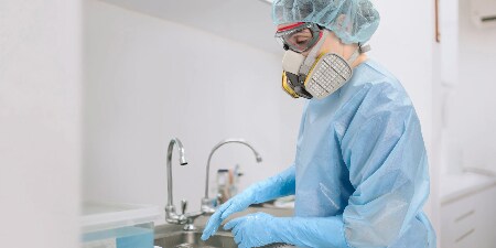 Imagem de aplicação de respirador reutilizável químico e desinfetante para cuidados de saúde.
