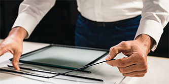 Imagem de um trabalhador demonstrando o recurso de liberação elástica para remover a 3M™ Fita Extrudável VHB™.
