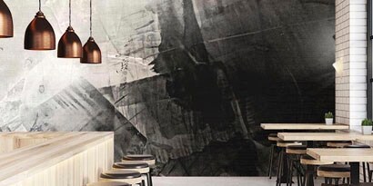 Um envoltório gráfico com a aparência de pinceladas em preto e branco na parede de um restaurante
