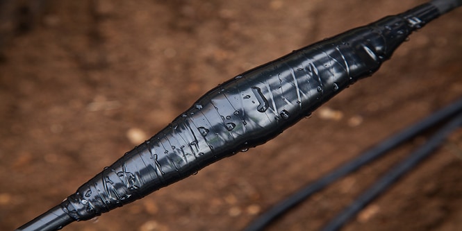 Fita isolante de vinil envolvendo emenda elétrica.
