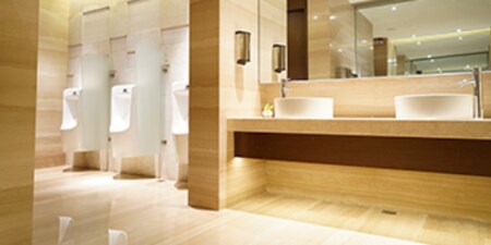 Banheiro renovado com um design moderno.
