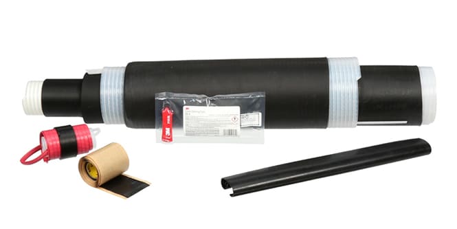 Kit cilíndrico preto de emenda de cabo em fundo branco com seções rosqueadas cinzas, peça com tampa vermelha, fita adesiva, pacote de instruções e duas mangas pretas longas.
