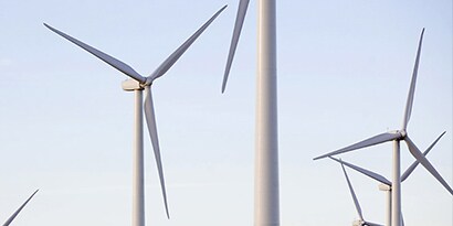 Visão aérea de linhas elétricas na zona rural
