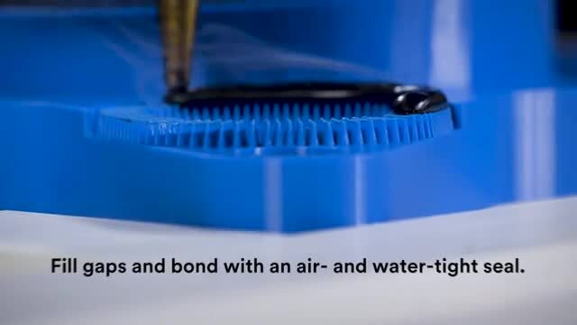 Fotograma de vídeo do produto sendo aplicado em uma peça de plástico, com o texto 