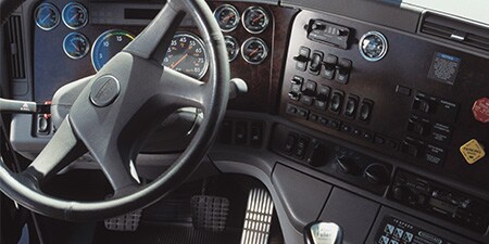 Imagem do painel interno de um caminhão.
