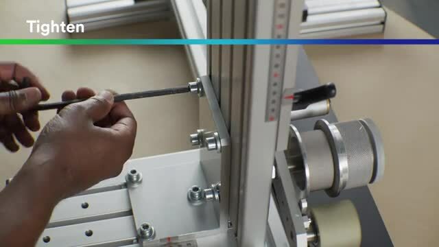 Imagem de alguém ajustando a altura do laminador de linha reta da 3M™.
