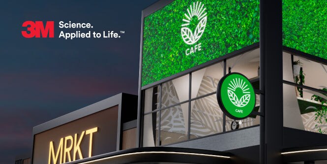 Fachada moderna de um edifício comercial com sinalização iluminada “MRKT” e “CAFÉ”, apresentando aplicação de soluções gráficas 3M.
