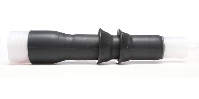 Conector de borracha preta com dois anéis de vedação alargados, mostrado horizontalmente sobre fundo branco.
