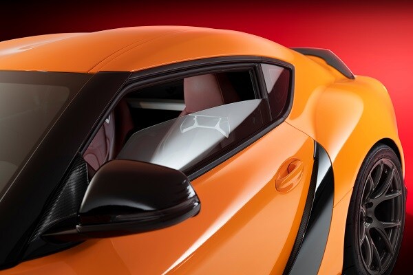 imagem da lateral de um carro laranja com aplicação de película Crytalline Safety
