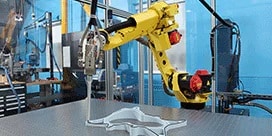 Uma máquina grande é mostrada aplicando um adesivo.
