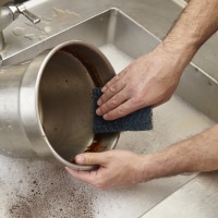 Imagem do uso das fibras de limpeza pesada.