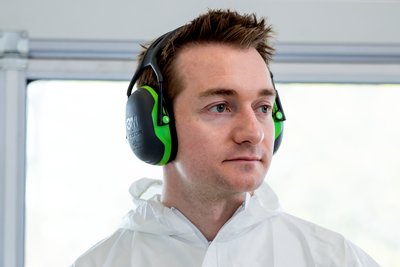 Homem utilizando protetor auditivo 3M.
