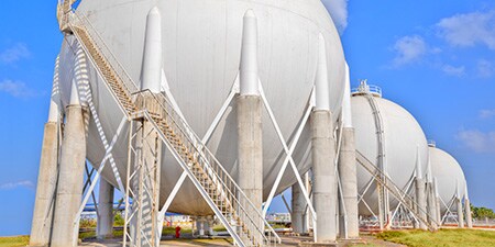 3 grandes tanques branco de armazenamento.
