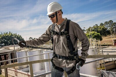 Trabalhador utilizando equipamentos de proteção contra queda 3M.
