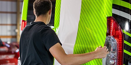 Instalador segurando um painel de filme IJ280
