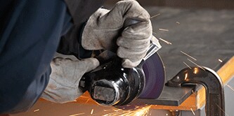 Corte de metal com o disco abrasivo Cubitron 3.
