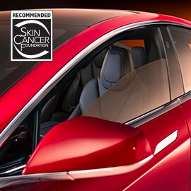 Detalhe da Película Crystalline no vidro de um carro vermelho.