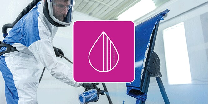 Um trabalhador com equipamento de proteção completo usa uma pistola de pintura para aplicar  pintura em uma peça metálica em um ambiente de trabalho industrial, com um ícone magenta em forma de gota centralizado em primeiro plano.
