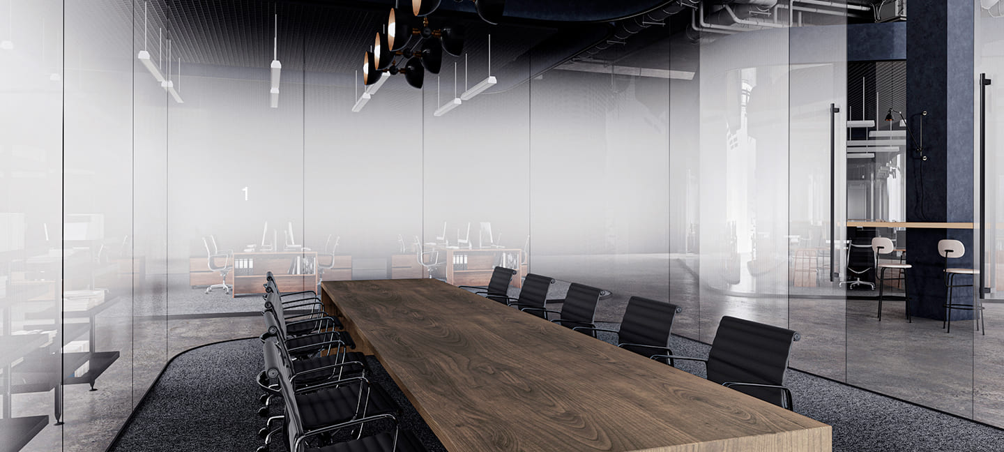 Sala de reunião executiva com vidros translucidos.
