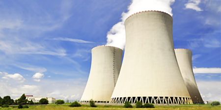Usina nuclear produzindo energia limpa.
