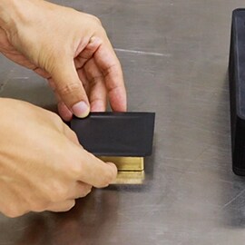 Vídeo demonstrando os Adesivos Condutores 3M™ em dispositivos pequenos.