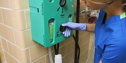 Dispensador de produtos químicos da 3M sendo usado.

