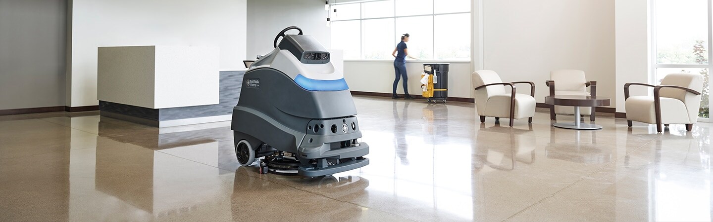 equipamento 3M fazendo limpeza de uma recepção comercial
