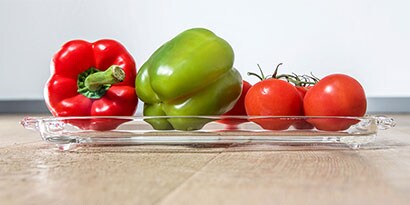 tijela de vidro com amortecedor adesivo e com pimentões e tomates dentro
