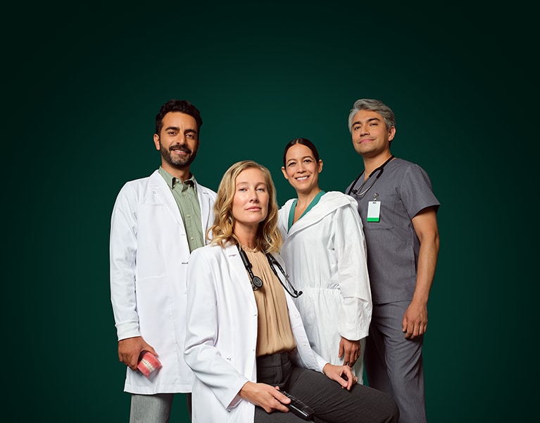 Profissionais de saúde posando de uniforme.