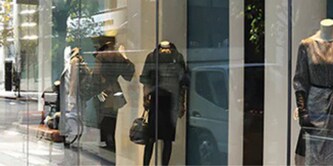 Vitrine de um loja de roupas.
