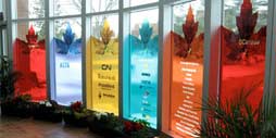 filme transparente e colorido aplicado a um vidro em um museu para criatividade e decoração