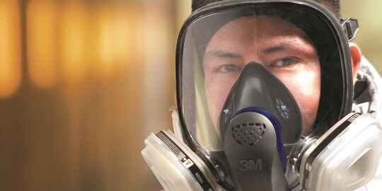 Homem usando respirador com máscara de face inteira 3M

