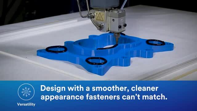 Imagem aproximada do cabeçote de aplicação distribuindo a 3M™ Fita Extrudável VHB™ GP em uma peça.