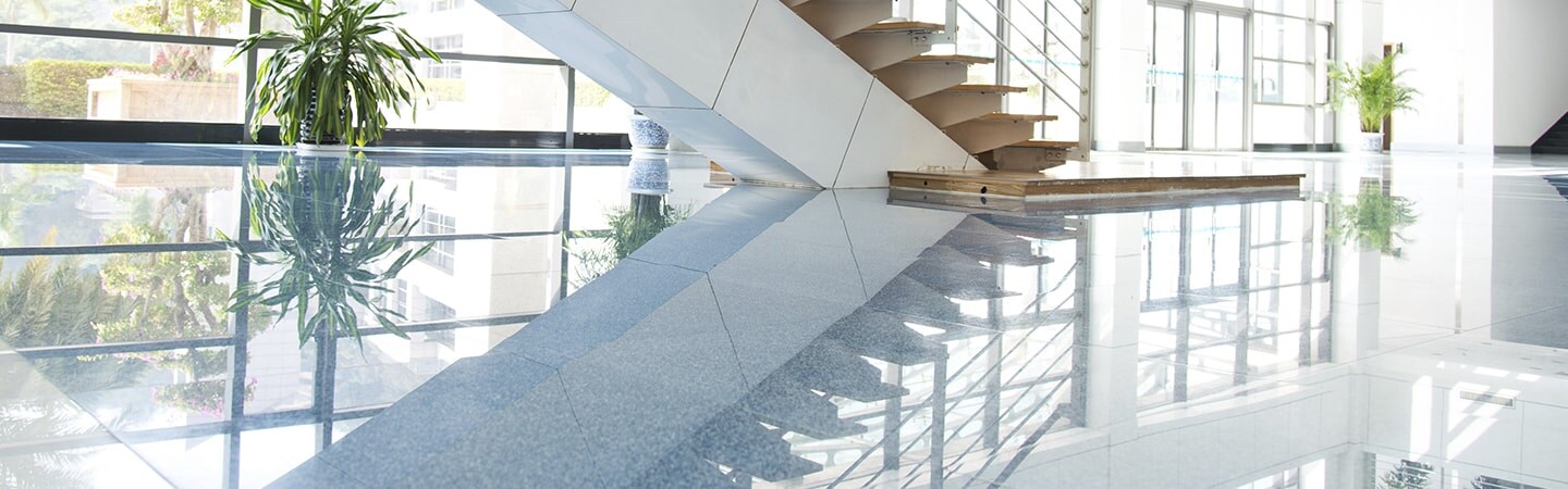 saguão de entrada com escadas
