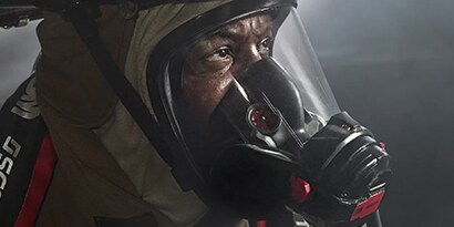 Close up of firefighter wearing Vision C5 facepiece
