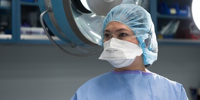 Respirador descartável 3M usado por mulher no hospital
