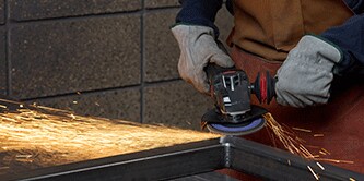 Remoção de solda por esmerilhamento em junta metálica.
